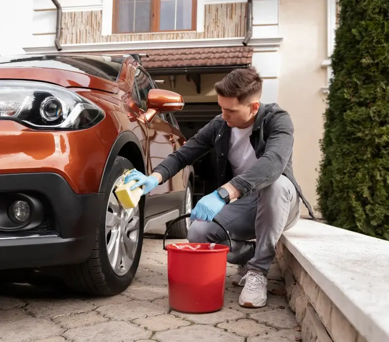 Lavage auto à domicile Saint-Cyr-la-Rosière : professionnel intervenant sur un véhicule